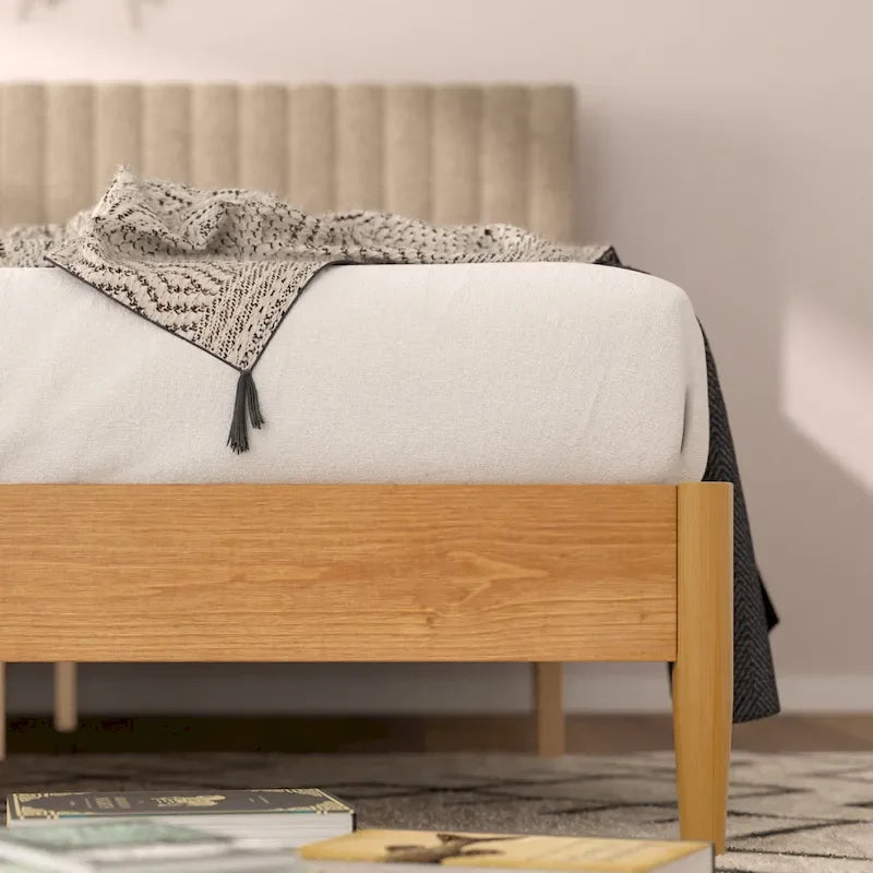 Cadre de lit plateforme en bois avec tête de lit capitonnée à canaux