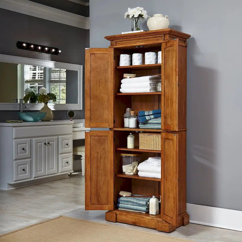 Garde-manger en chêne vieilli de 183 cm avec portes sculptées et étagères réglables